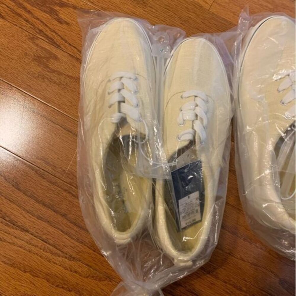 Universal Thread size 9 light yellow sneakers.